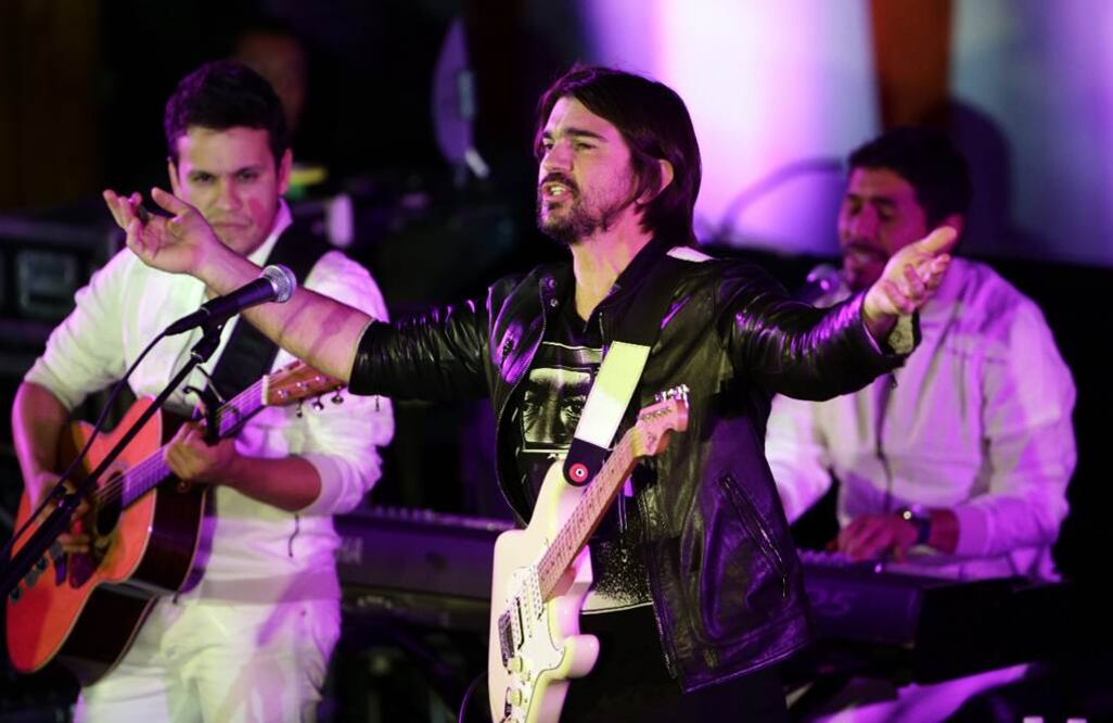 El tema reza "este mundo necesita más amor" , palabras que Juanes invitó a todos los presentes a corear a capela . FOTO: EFE 