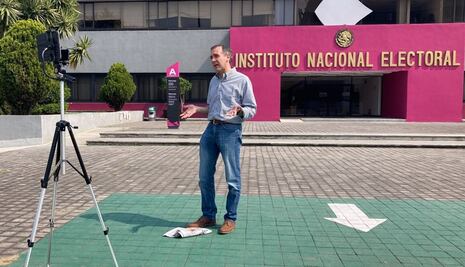 Acusan a Lorenzo Córdova de promover marcha con recursos del INE; él responde con foto 