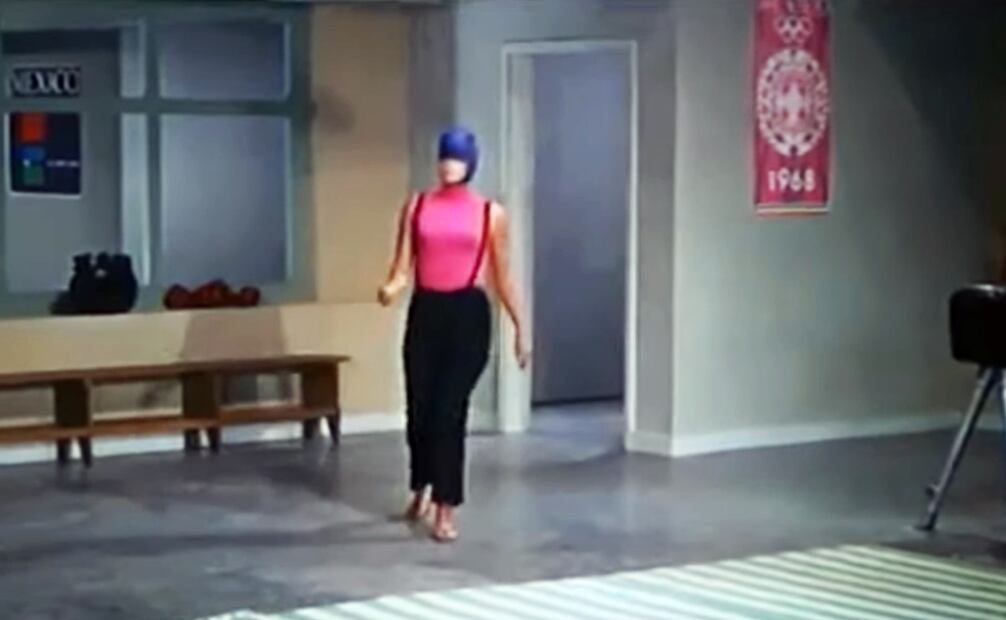 Con los Juegos Olímpicos a finales de 1968, el diseño de producción de “La Mujer Murciélago” incluyó varios carteles de México 68. Foto: Captura de Pantalla/ESPECIAL