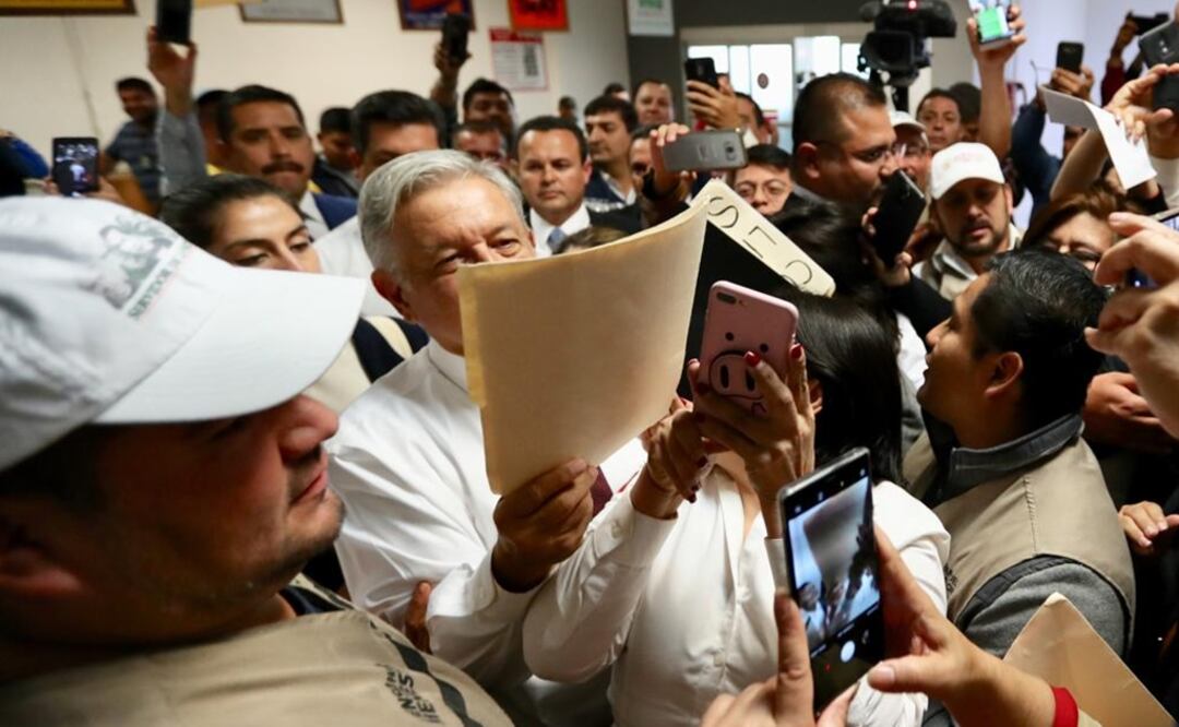 “Señor Presidente, le pedimos por los desaparecidos”, con esa consigna fue recibido López Obrador a su arribo a la terminal aérea de esta entidad. Foto: Ariel Ojeda/El Universal