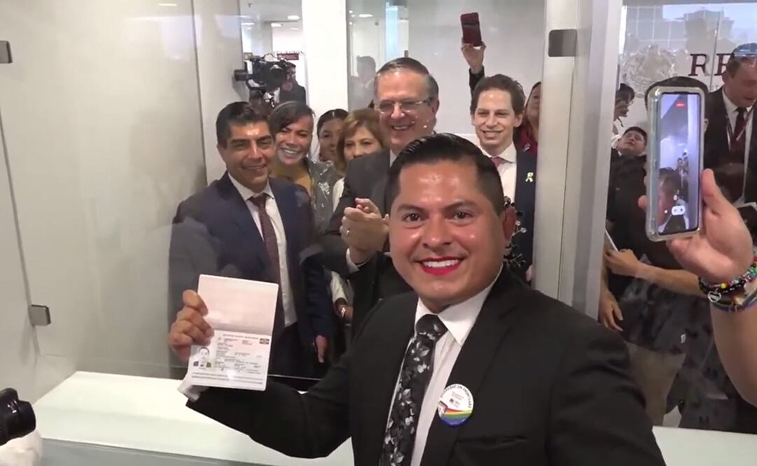 Magistrade Ociel Baena al recibir el primer pasaporte No BINARIE de la SRE. Foto: Captura Youtube / SRE