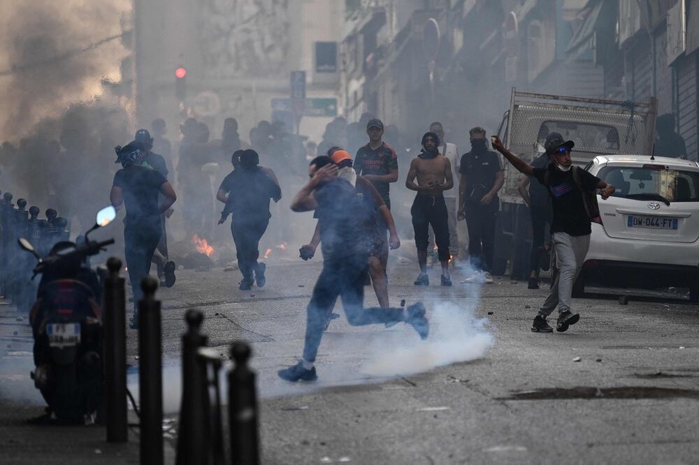 Los manifestantes se enfrentan contra la policía antidisturbios en la Porte d'Aix en Marsella, sur de Francia, el 30 de junio de 2023. Foto: AFP