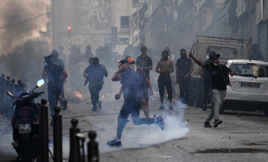 Los manifestantes se enfrentan contra la policía antidisturbios en la Porte d'Aix en Marsella, sur de Francia, el 30 de junio de 2023. Foto: AFP