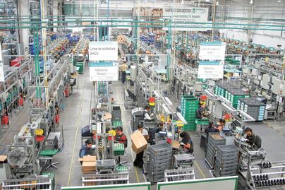 Frenan inversiones en manufactura por aranceles 
