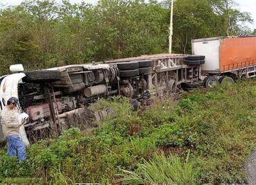 Rapiñan cervezas tras volcadura de camión en carretera Mérida-Cancún