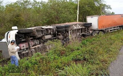 Rapiñan cervezas tras volcadura de camión en carretera Mérida-Cancún