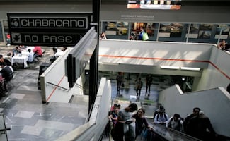 Liberan a 4 personas atrapadas en elevador del Metro Chabacano; no encuentran fallas en el equipo
