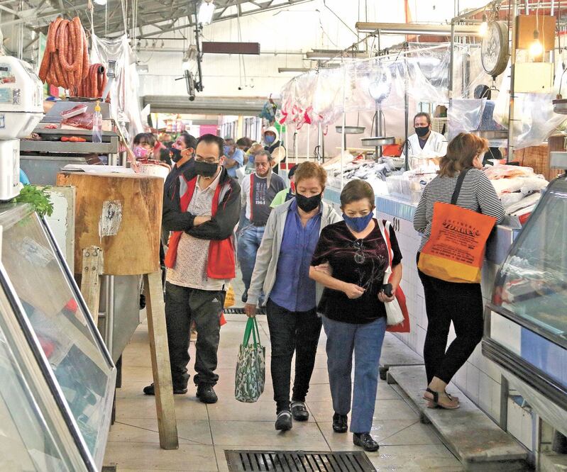 En el Mercado Hidalgo carecen de señalamientos de sana distancia en algunos locales. Foto: CARLOS MEJÍA. EL UNIVERSAL