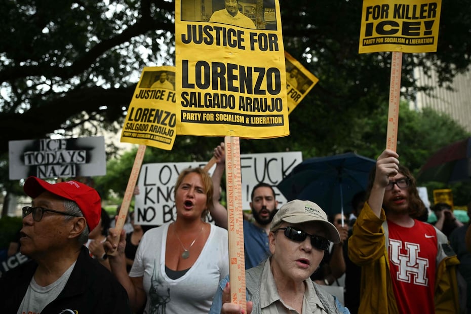 Manifestantes sostienen pancartas durante la marcha de protesta "Justicia para Lorenzo" contra el Servicio de Inmigración y Control de Aduanas por la muerte del migrante mexicano Lorenzo Salgado Araujo, en el centro de Houston, Texas. Foto: AFP