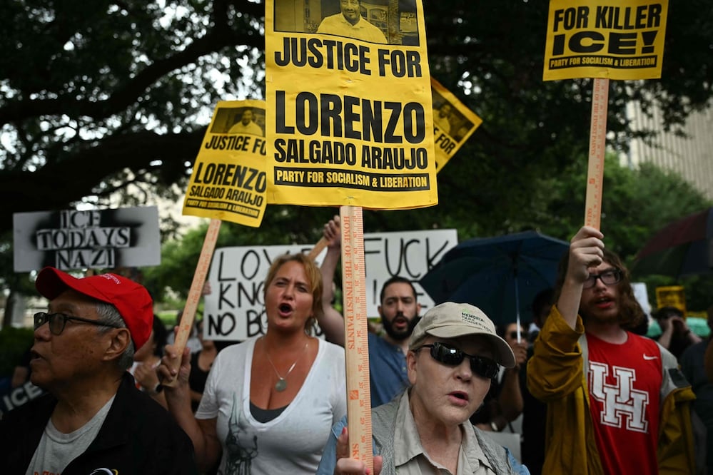 Manifestantes sostienen pancartas durante la marcha de protesta "Justicia para Lorenzo" contra el Servicio de Inmigración y Control de Aduanas por la muerte del migrante mexicano Lorenzo Salgado Araujo, en el centro de Houston, Texas. Foto: AFP