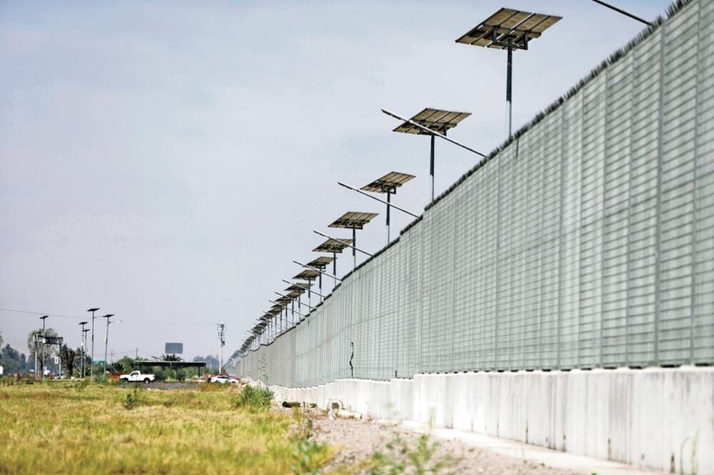 Del ejido de San Salvador Atenco más de 500 hectáreas se emplearon de manera ilegal para la barda perimetral y parte de la autopista Pirámides-Texcoco. / ARCHIVO EL UNIVERSAL