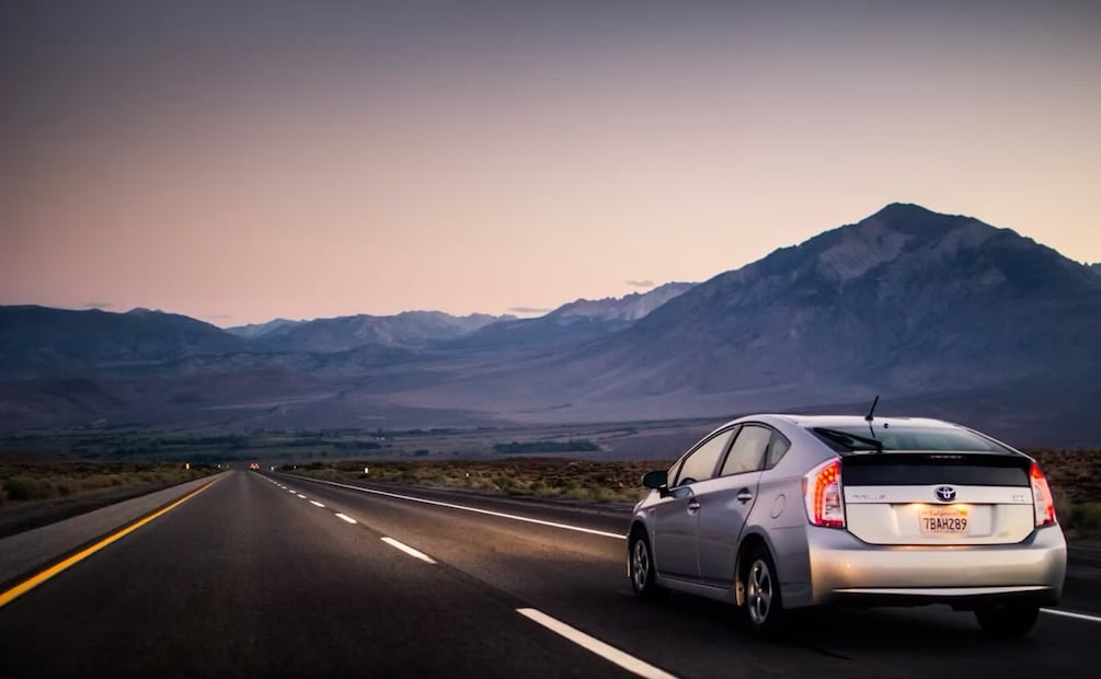 Al conducir por carretera, evita todo tipo de distracciones, como aparatos electrónicos. Foto: Unsplash