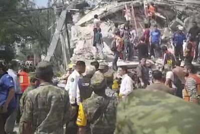 Rescatan a personas en edificio colapsado en la Roma