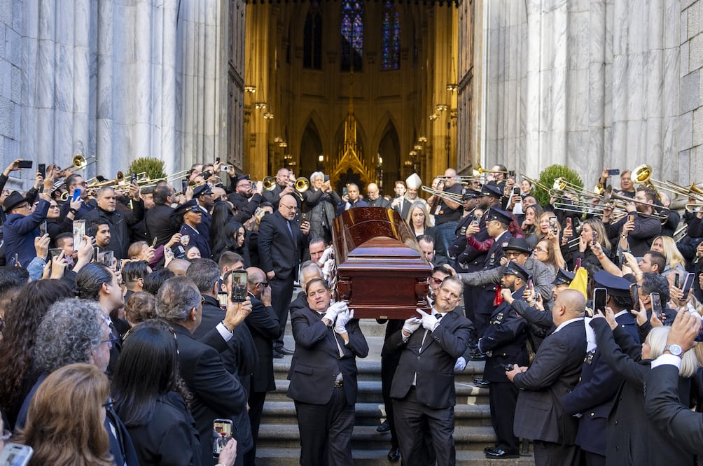 Sostienen el féretro del cantante Willie Colón, al finalizar una misa pública en la Catedral de San Patricio en Nueva York.
Foto: EFE/ Ángel Colmenares