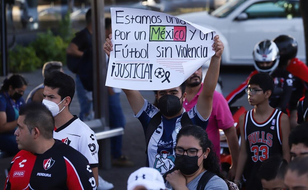 Protesta de seguidores del Atlas en las calles de Jalisco por los hechos ocurridos en el juego de futbol del día sábado en Querétaro. Foto: Carlos Zepeda / EL UNIVERSAL