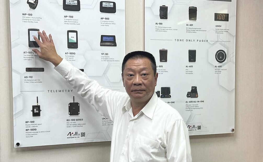 Hsu Ching-kuang, presidente de Apollo Gold, habla sobre los productos de comunicación de la firma taiwanesa en Nueva Taipéi, Taiwán. Foto: AP