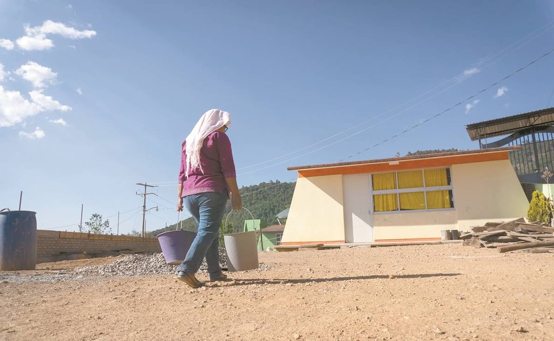 Padres de familia han tenido que conseguir por sus propios medios el agua necesaria para construir una barda perimetral de 44 metros. “Es una situación muy complicada”, refieren. Foto: Mario Arturo Martínez/ El Universal.