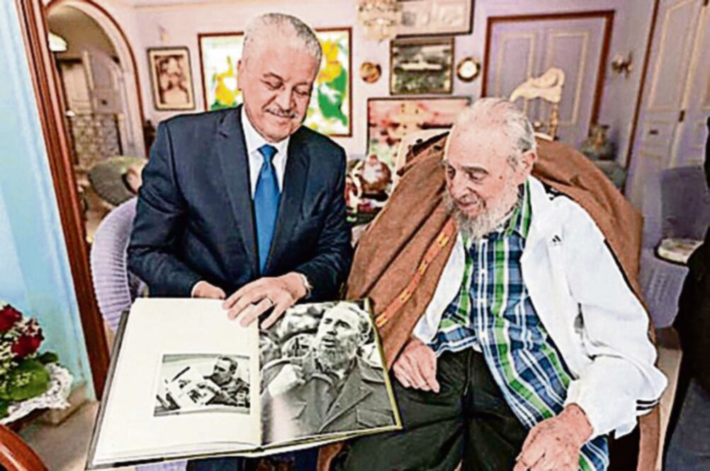 El ex presidente cubano, Fidel Castro, se reunió el jueves en La Habana con el primer ministro de Argelia, Abdelmalek Sellal. (FOTO: ALEX CASTRO. AP)