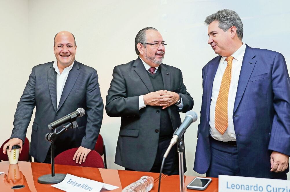 Salvador Vega, rector de la UAM, y el comunicador y analista político Leonardo Curzio. (LUCÍA GODÍNEZ. EL UNIVERSAL)