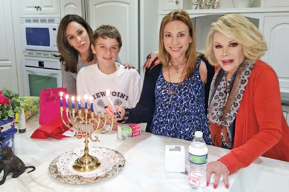 En una instantánea, Rivers aparece en una cocina con su familia. (TWITTER)