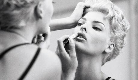 Linda Evangelista vuelve a modelar, tras siete años de una cirugía que la desfiguró