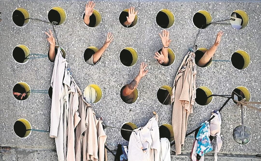 Reclusas de Santa Martha asomaron sus brazos y gritaron: “¡lLibertad!”, “¡Somos inocentes!”, “¡Jueces corruptos!”. Foto: Berenice Fregoso/ EL UNIVERSAL.