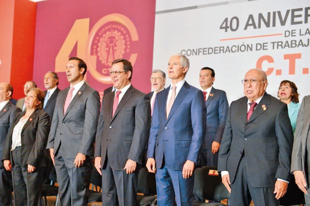 Roberto Campa (izq.) y Alfredo del Mazo (der.) participaron en la conmemoración del 40 aniversario de la Confederación de Trabajadores y Campesinos (CTC). (ESPECIAL)