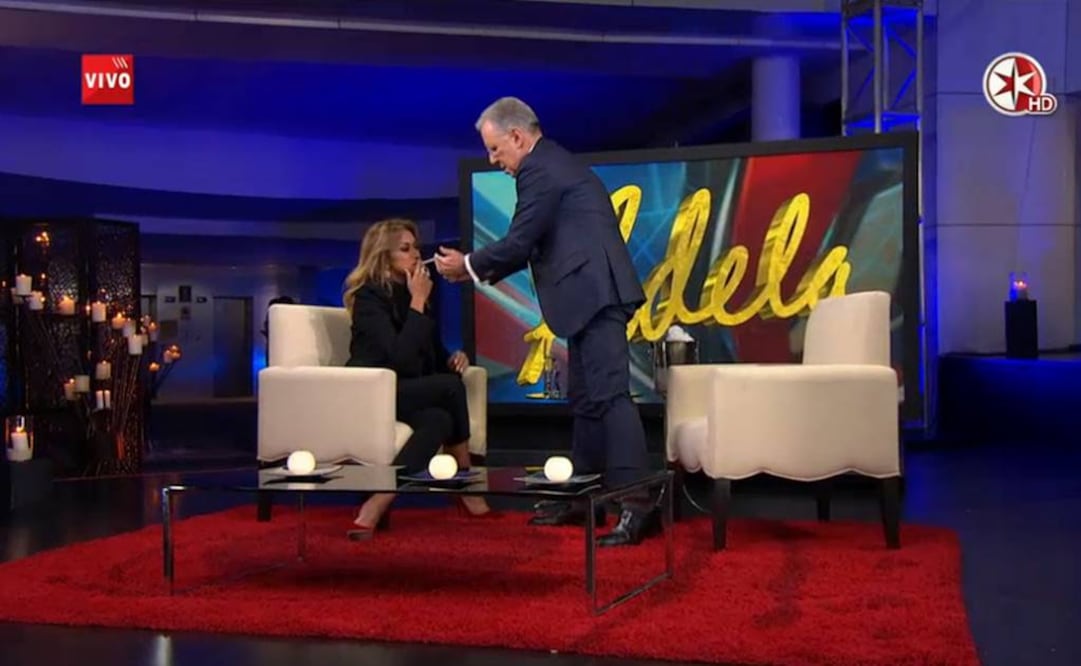 El periodista enciende un cigarro al aire para Adela Micha, quien lo entrevistó la noche de este viernes. Captura de pantalla