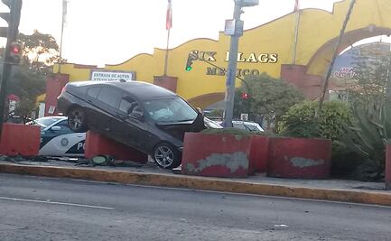 Conductor de BMW pierde el control y se impacta en macetones frente a Six Flags