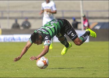 Jugadores de Pumas se quejan del pasto en CU