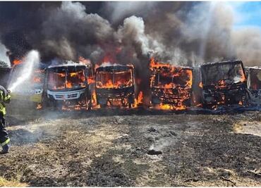 Incendio consume 10 unidades de transporte público en Tula, Hidalgo; investigan las causas