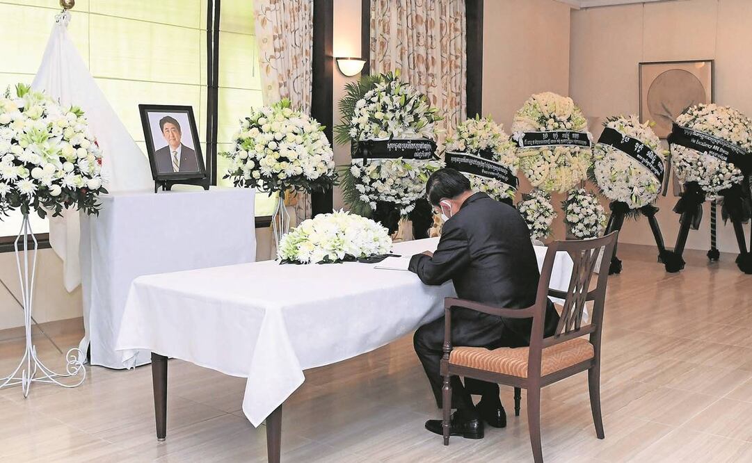 El primer ministro de Camboya firmó el libro de las condolencias de Shinzo Abe, una costumbre nipona para honrar a los fallecidos. Foto: Kok Ky/ AFP.