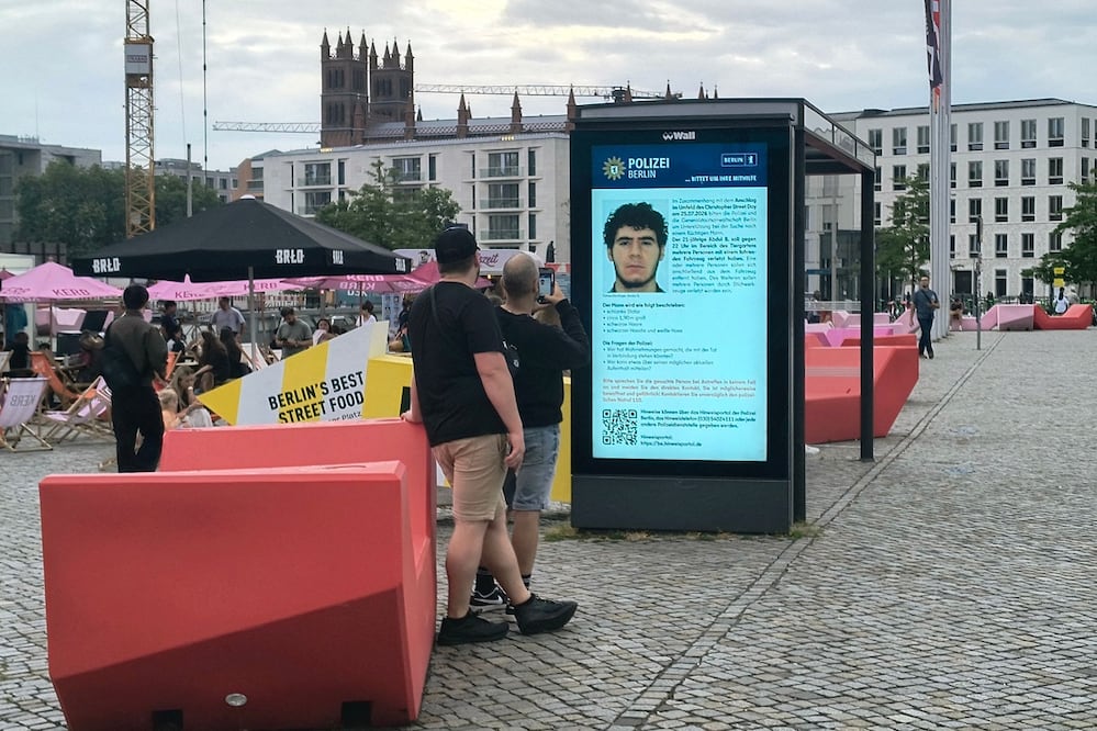 Una tarjeta informativa en el centro de Berlín con información sobre Abdul Ballout, sospechoso de haber atropellado a una multitud durante el desfile del Orgullo LGBT, el sábado. Balllout fue abatido un día después. FOTO: AFP