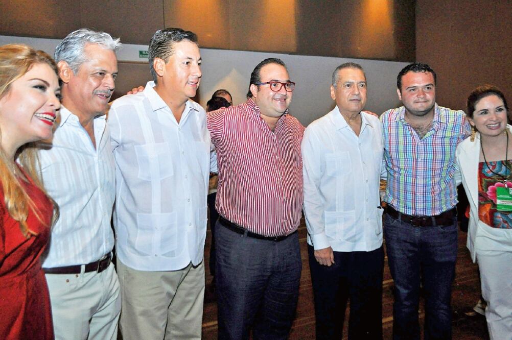 El gobernador Javier Duarte (centro), acompañado, entre otros, del líder del PRI, Manlio Fabio Beltrones (a su derecha), en la asunción de dirigentes estatales (ESPECIAL)