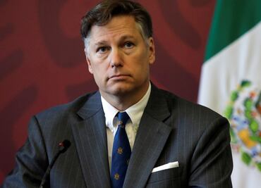 Embajador Landau riñe en Twitter con Lozano; le responde con meme