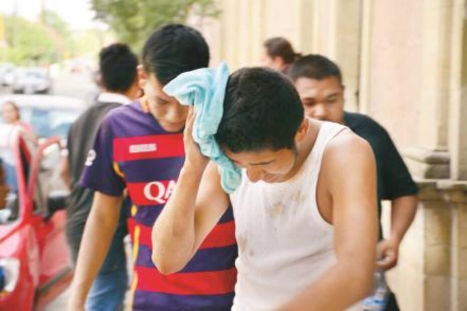 En Aguascalientes defienden a normalistas ¡a macanazos!