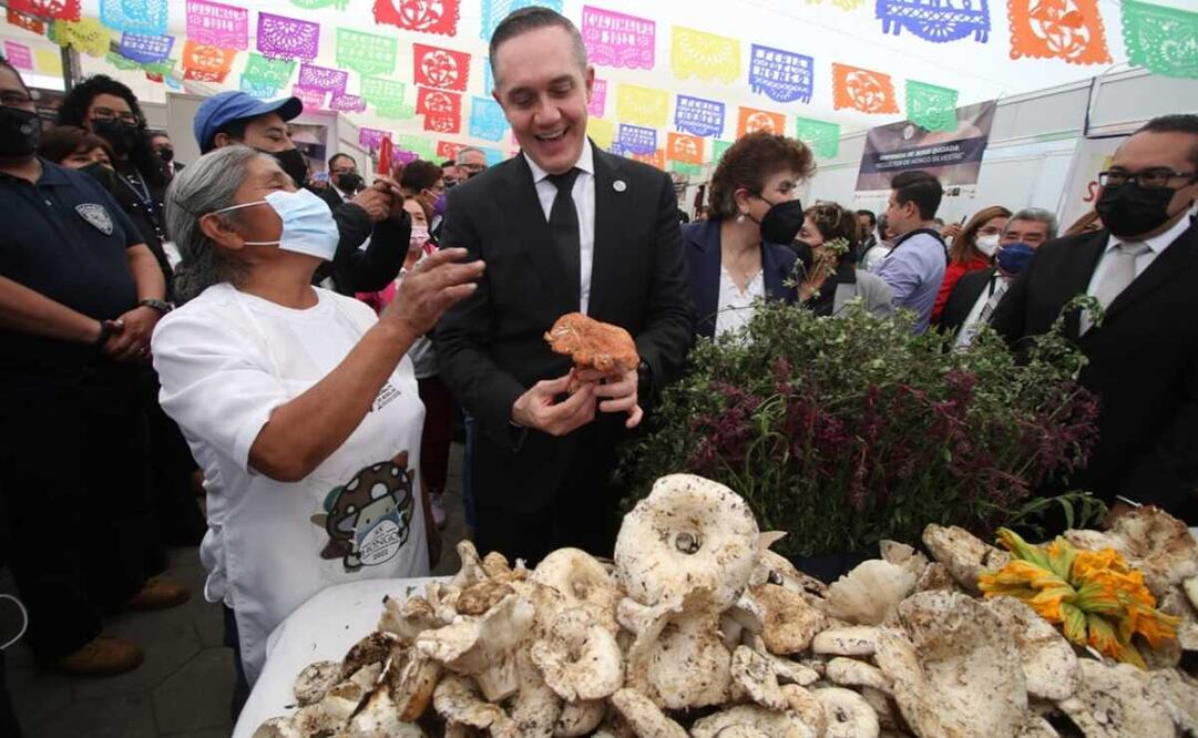 Adrián Ruvalcaba, alcalde de la demarcación, hizo un recorrido por la feria en donde comió una quesadilla de hongos y hasta un algodón de azúcar. Foto: Carlos Mejía / EL UNIVERSAL 