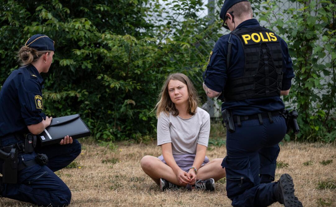 Policías hablan con Greta Thunberg mientras retiran a otros activistas en Malmö, Suecia, el 19 de junio de 2023. Foto: Archivo/AP