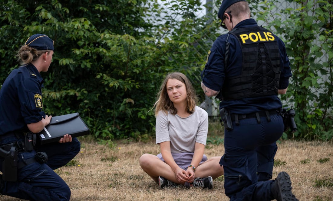 Policías hablan con Greta Thunberg mientras retiran a otros activistas en Malmö, Suecia, el 19 de junio de 2023. Foto: Archivo/AP