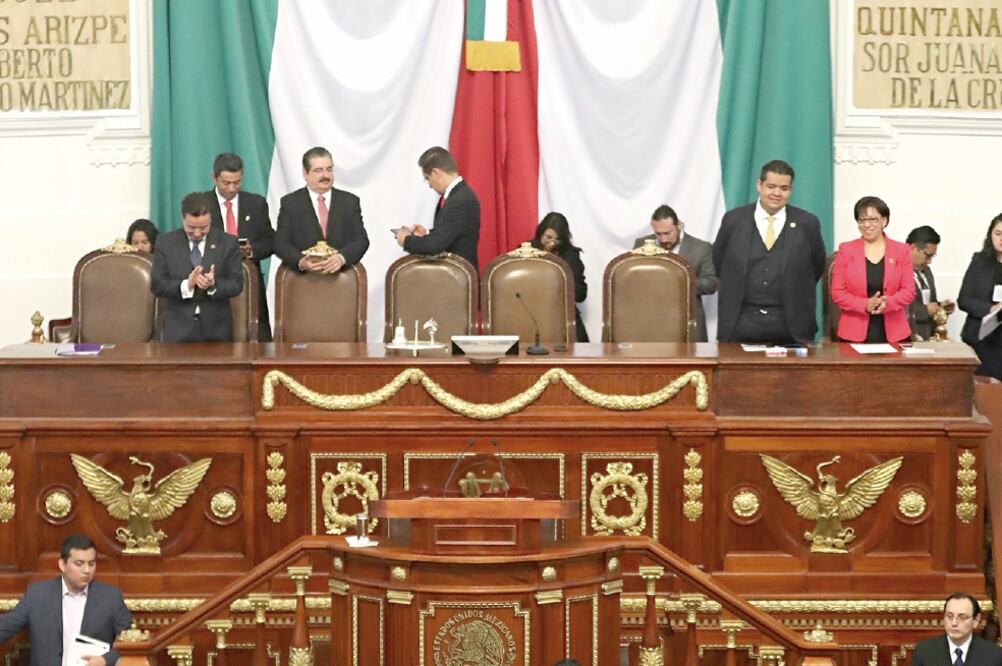 Las diferencias se olvidaron ayer por unas horas en la Asamblea Legislativa, tanto que el líder de la bancada de Morena, César Cravioto, posó codo a codo con el perredista Leonel Luna y el presidente del TSJ, Édgar Elías Azar (ESPECIAL ASAMBLEA LEGISLATI)