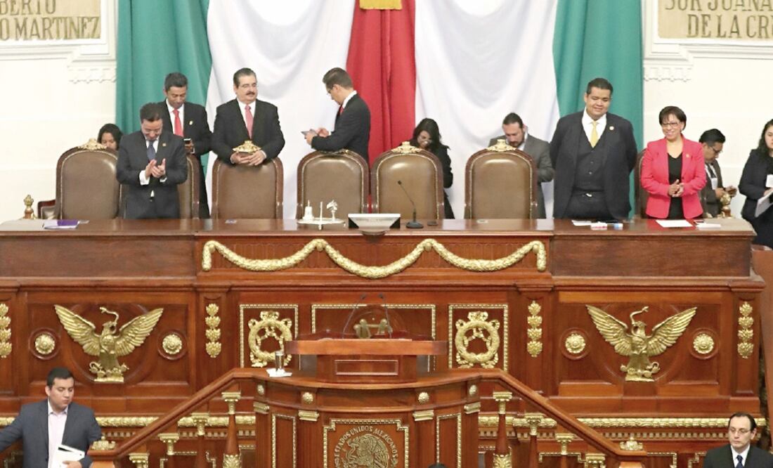 Las diferencias se olvidaron ayer por unas horas en la Asamblea Legislativa, tanto que el líder de la bancada de Morena, César Cravioto, posó codo a codo con el perredista Leonel Luna y el presidente del TSJ, Édgar Elías Azar (ESPECIAL ASAMBLEA LEGISLATI)