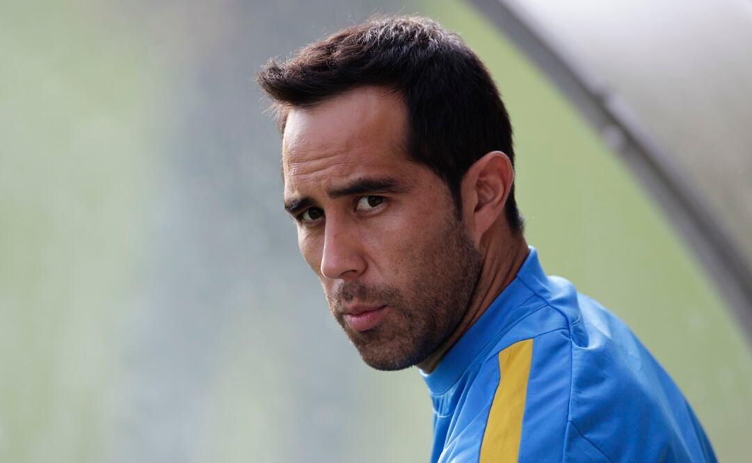 Claudio Bravo ve el entrenamiento del Barcelona. AP