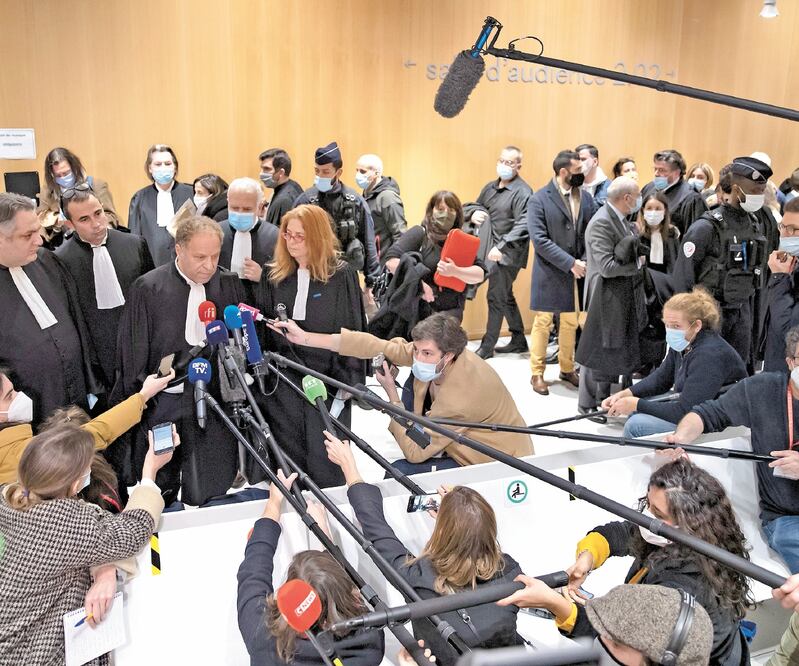 Abogados hablan con la prensa tras conocerse las penas de prisión a los acusados en el juicio por los atentados contra Charlie Hebdo. IAN LANGSDON. EFE