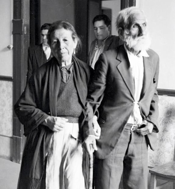 Salida del juzgado de los recién casados, Agripina Tovar de Flores y el coronel Luis Flores López. Él podría ser el hombre más longevo en contraer matrimonio del mundo, con 116 años. Foto: Archivo EL UNIVERSAL.
