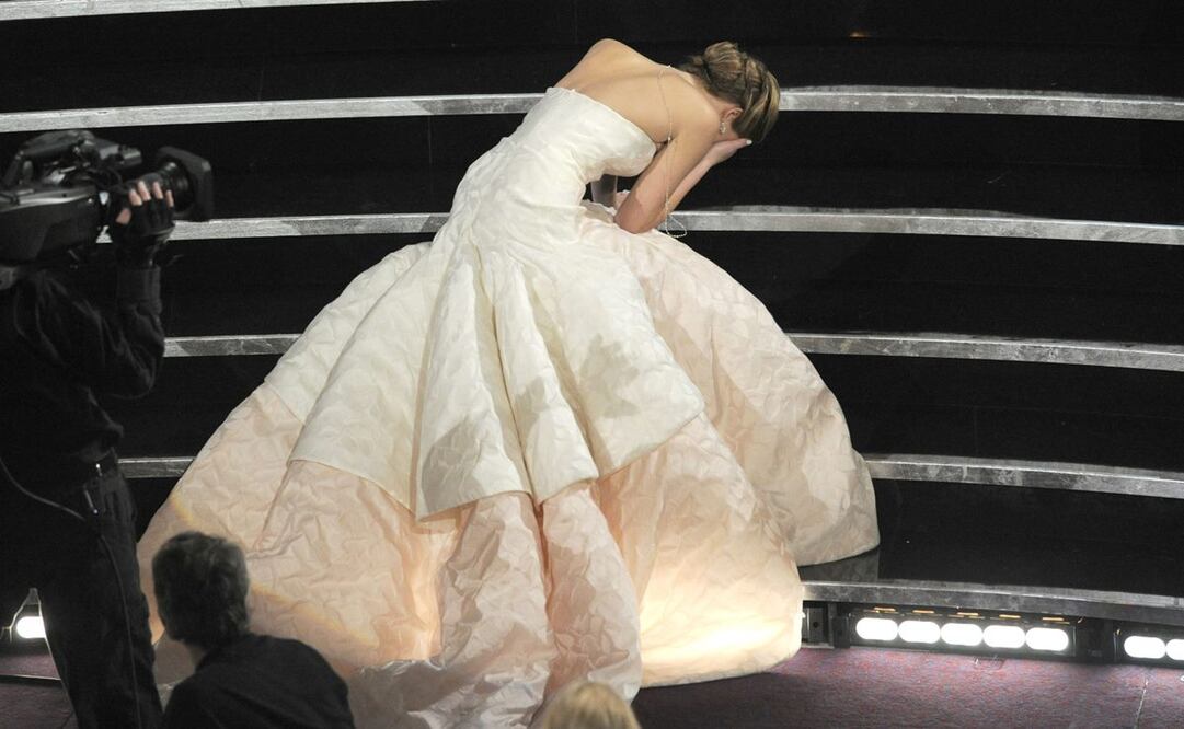 Jennifer Lawrence y el momento de su caída en el escenario de los Oscar en 2013. Foto: Archivo AP.