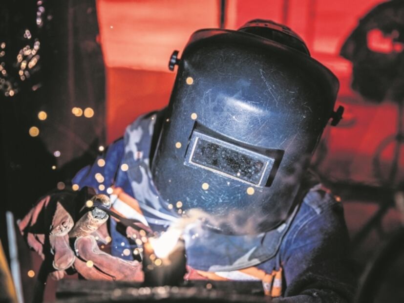 “Gracias a todo su machismo me aferré”: Karla Fernanda trabaja desde hace 5 años como soldadora