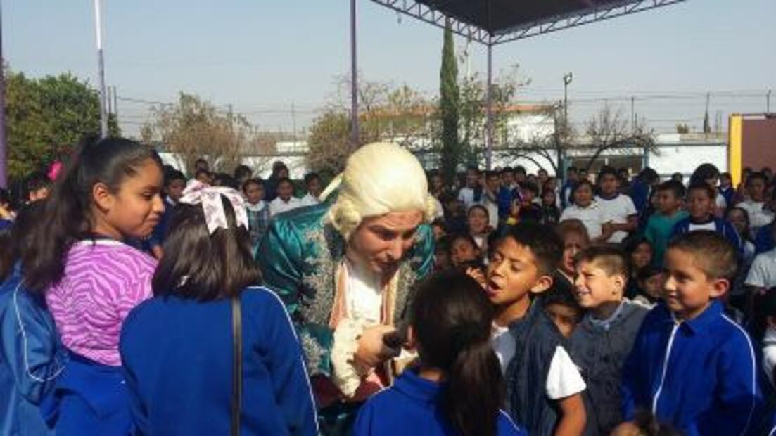 Mozart "revive" y da clases en escuela de Tláhuac