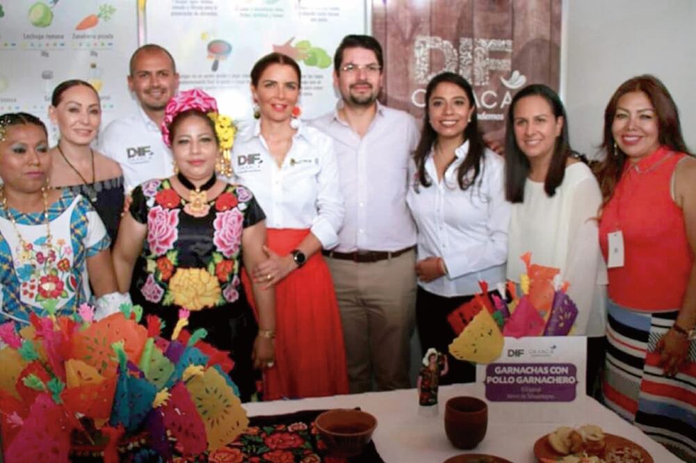 Ivette Morán de Murat, presidenta del DIF estatal (quinta de izquierda a derecha), recorrió la exposición de Cocinas Comedor Nutricional Comunitario. (ESPECIAL)