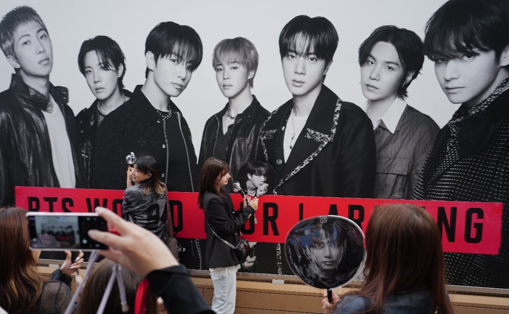 Los fans del K-pop en elTokyo Dome para el concierto de BTS World Tour el viernes 17 de abril de 2026. Foto: AP Photo/Eugene Hoshiko.