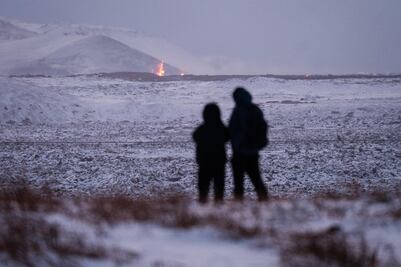 "No es una atracción turística": piden a la gente despejar la zona de erupción volcánica en Islandia